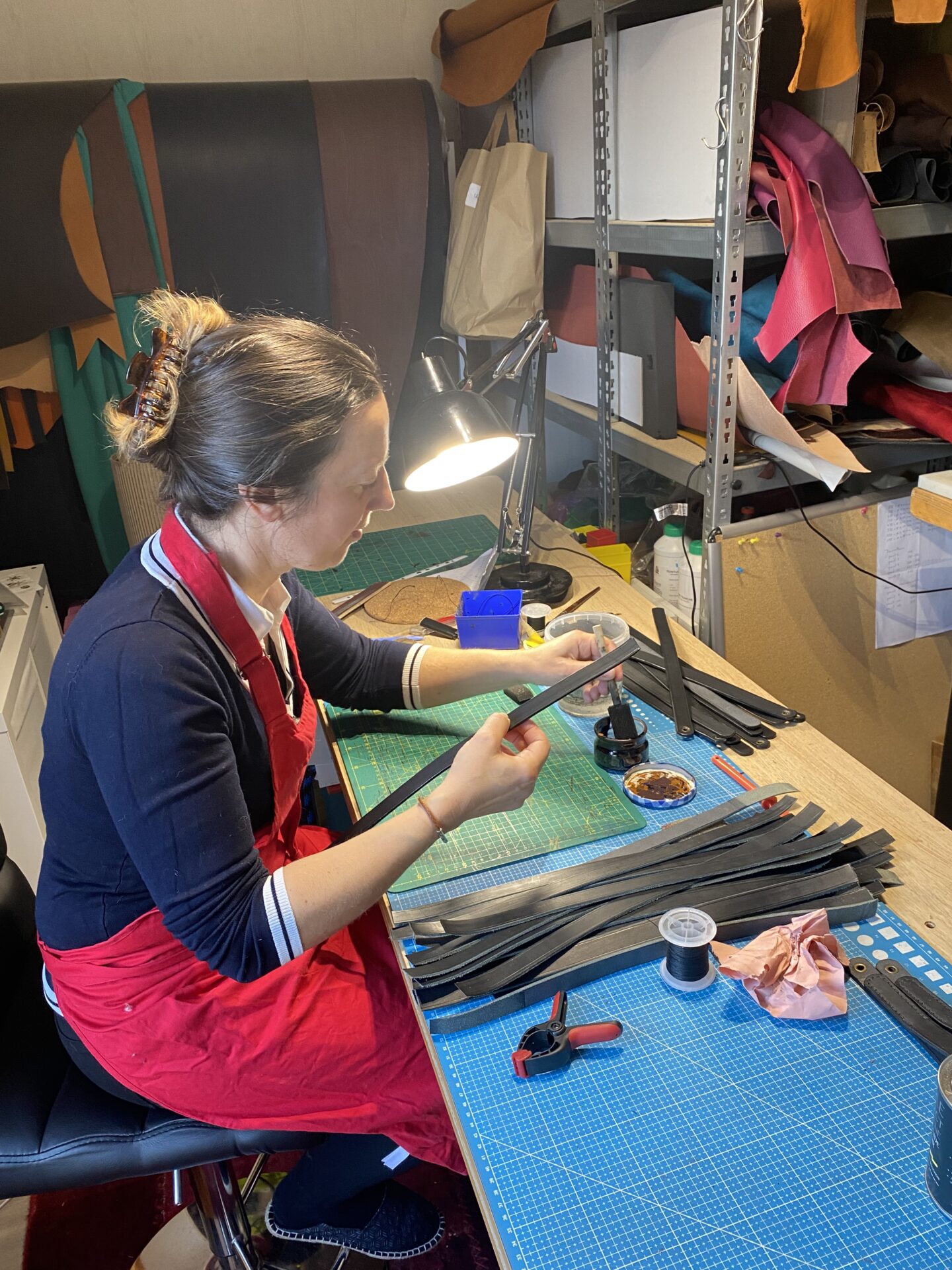 artisane-selliere-travaillant-le-cuir-a-l-atelier-sellerie-waneta