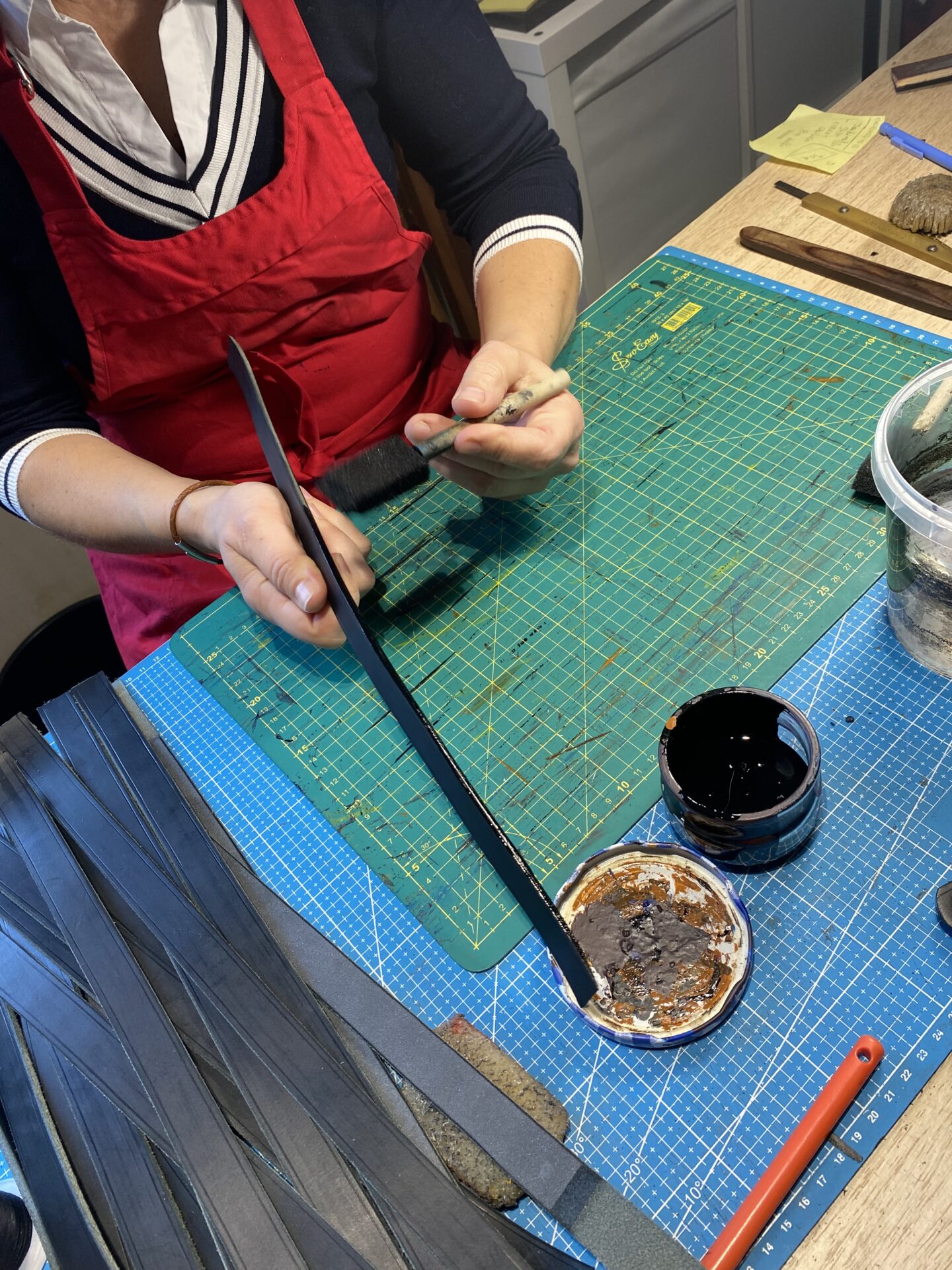 artisan-sellier-travaillant-le-cuir-a-l-atelier-sellerie-waneta